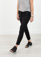 Stretch Fitted Pant in Black
